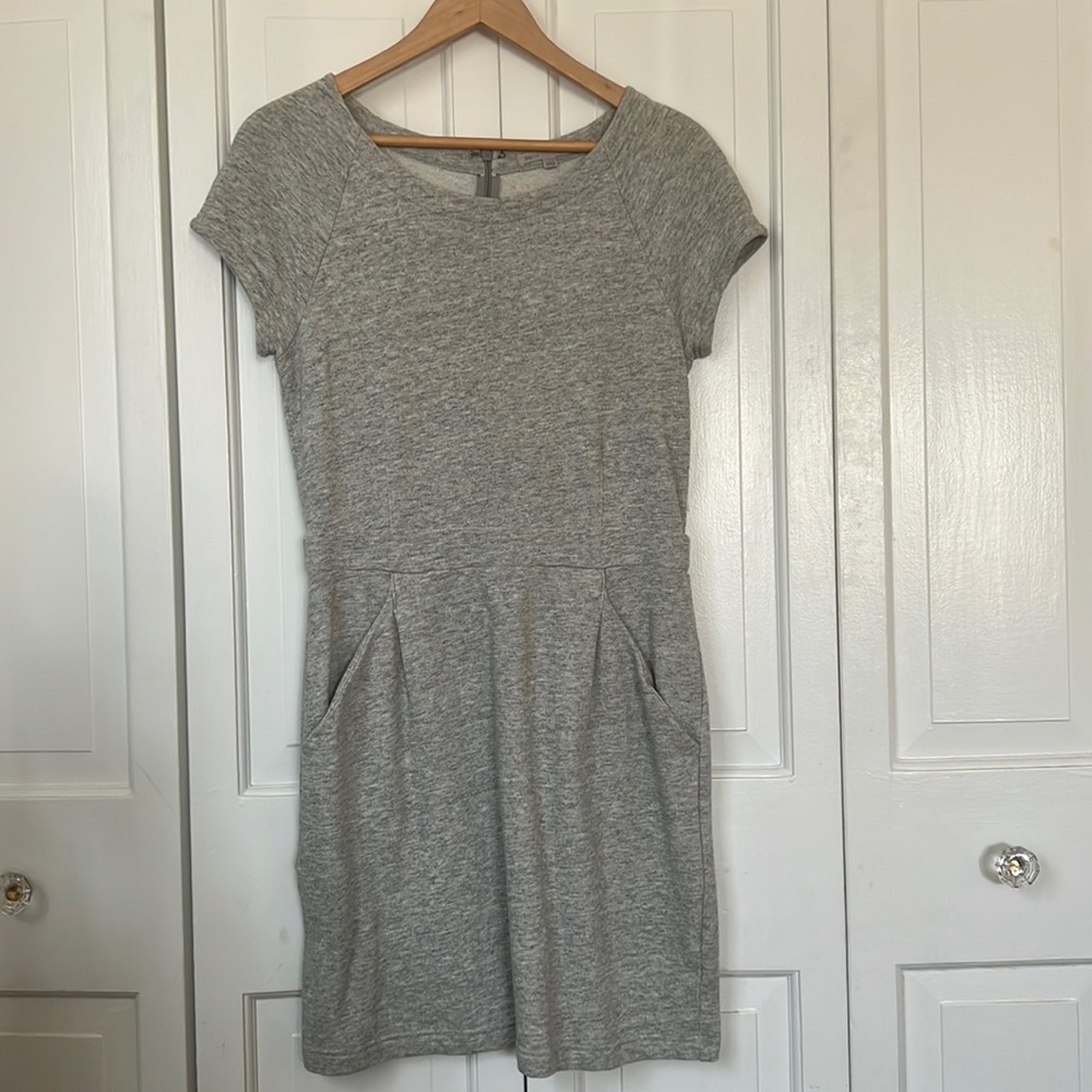 Gray short sleeve structured sweatshirt dress with pockets